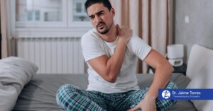 ¿Por qué me duele el hombro cuando voy a dormir