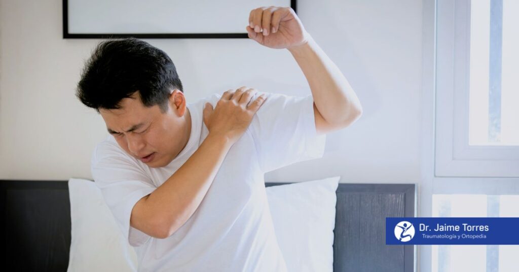 Me duele el hombro al subir los brazos